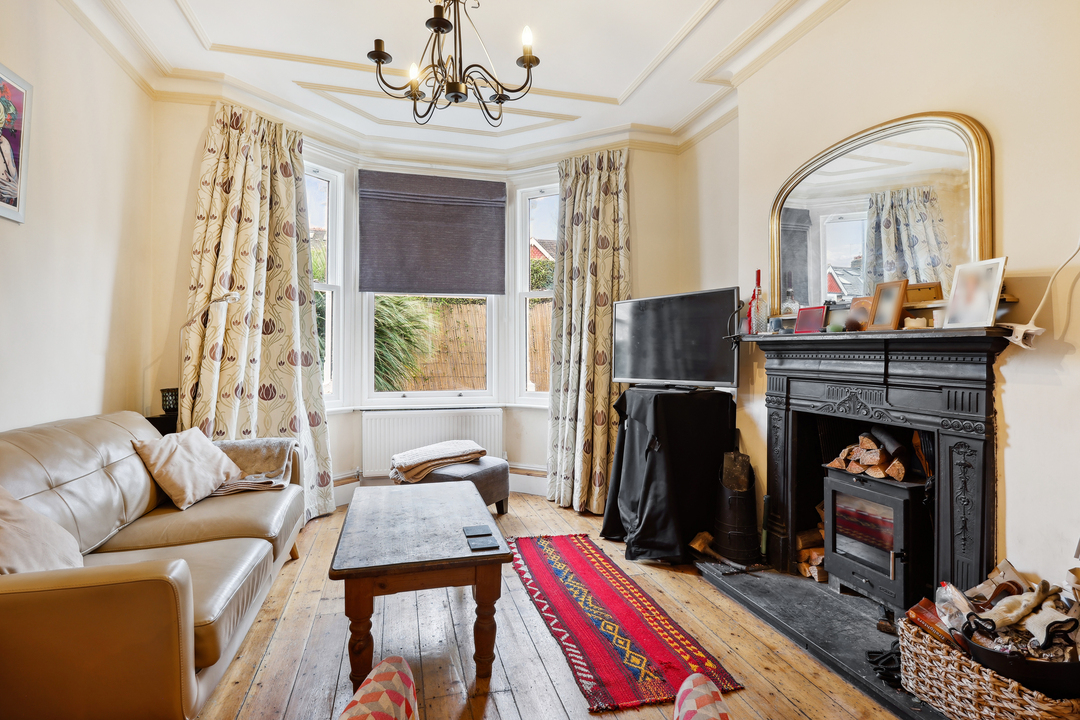 4 bed semi-detached house for sale in Lynton Avenue, Ealing  - Property Image 3