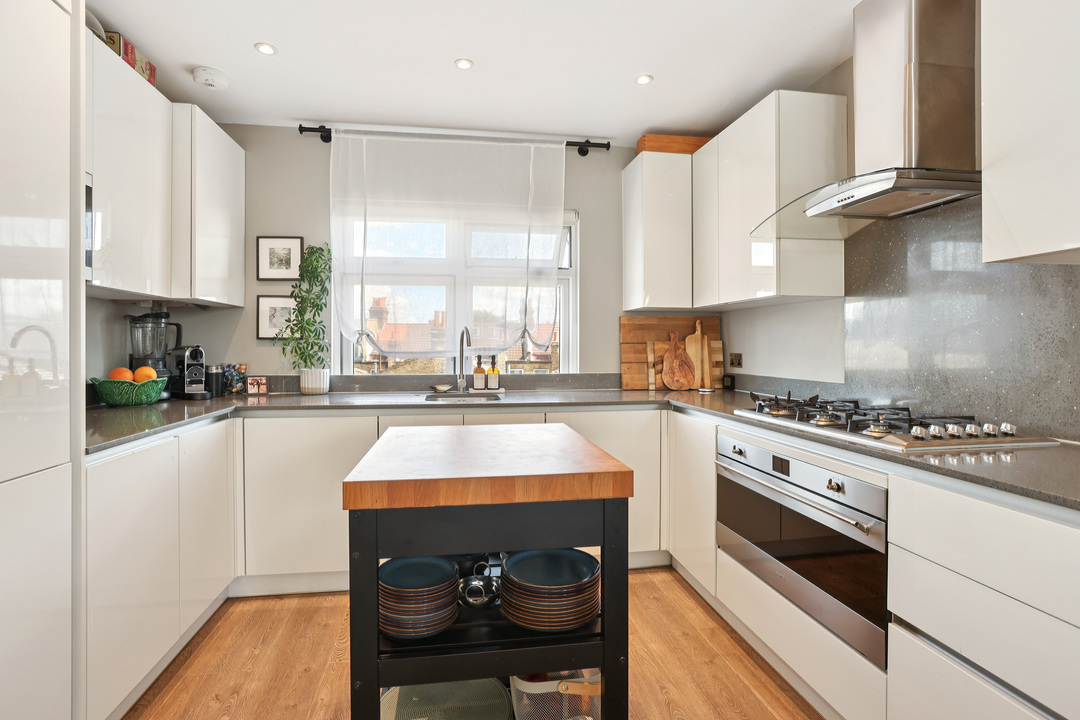 3 bed apartment for sale in St. Kilda Road, Ealing  - Property Image 6