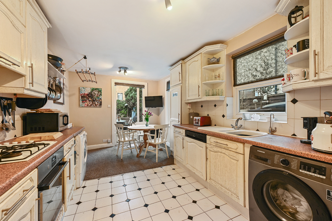 3 bed terraced house for sale in Endsleigh Road, Ealing  - Property Image 6