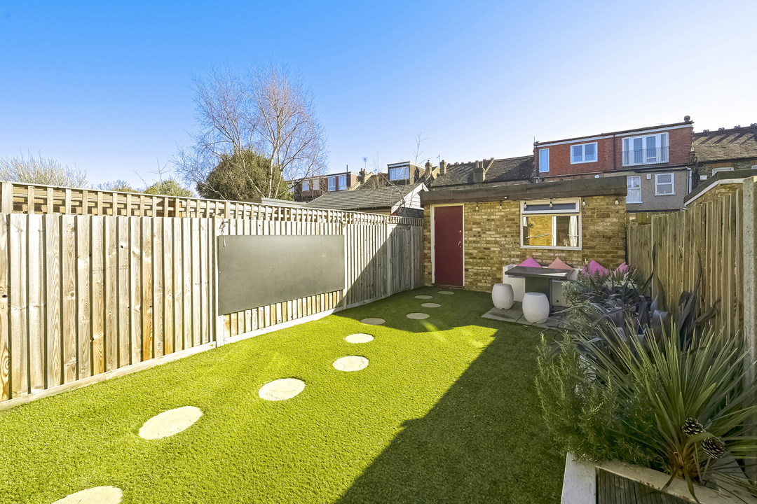 3 bed terraced house to rent in Ealing, London  - Property Image 4