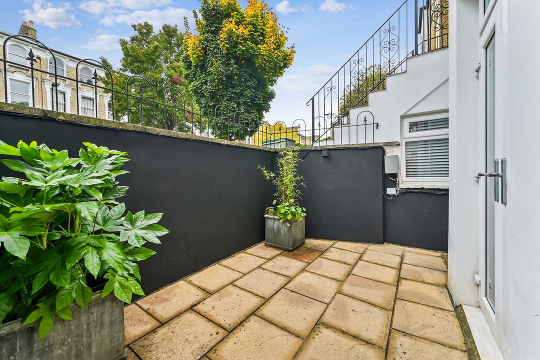 3 bed apartment to rent in Windsor Road, Ealing, London, W5 8