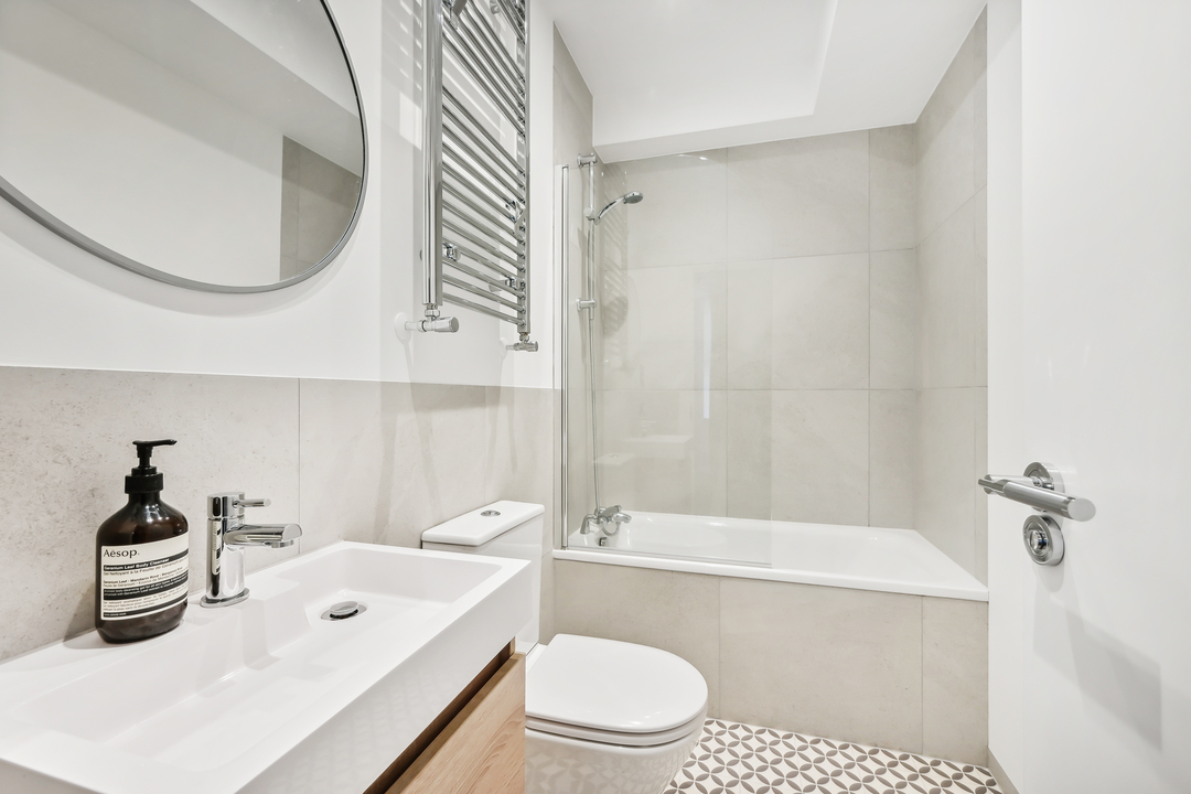 3 bed apartment to rent in Windsor Road, Ealing, London, W5 6