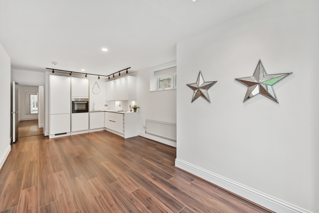 3 bed apartment to rent in Windsor Road, Ealing, London, W5 4