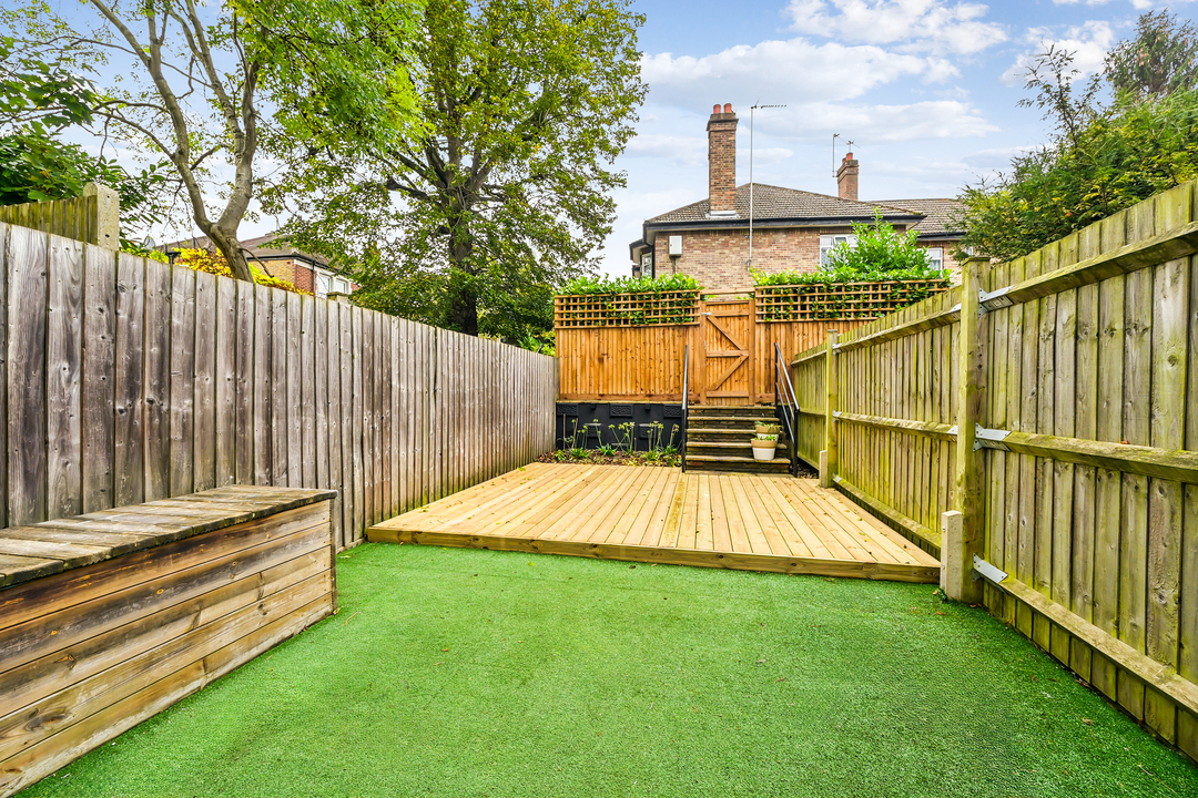 3 bed apartment to rent in Windsor Road, Ealing, London, W5 2