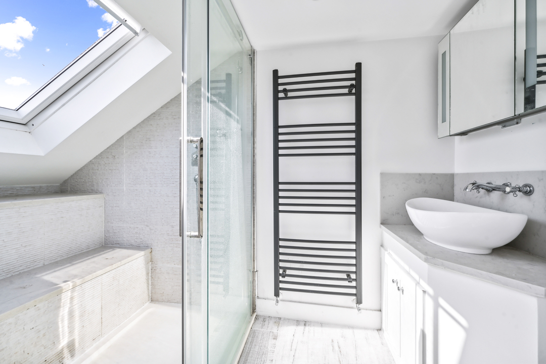 5 bed semi-detached house to rent in Lynton Avenue, Ealing, London, W13 18