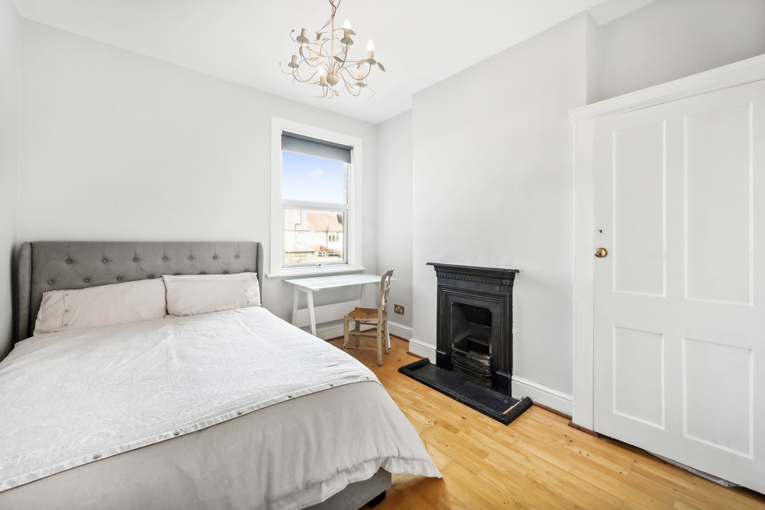 5 bed semi-detached house to rent in Lynton Avenue, Ealing, London, W13 9