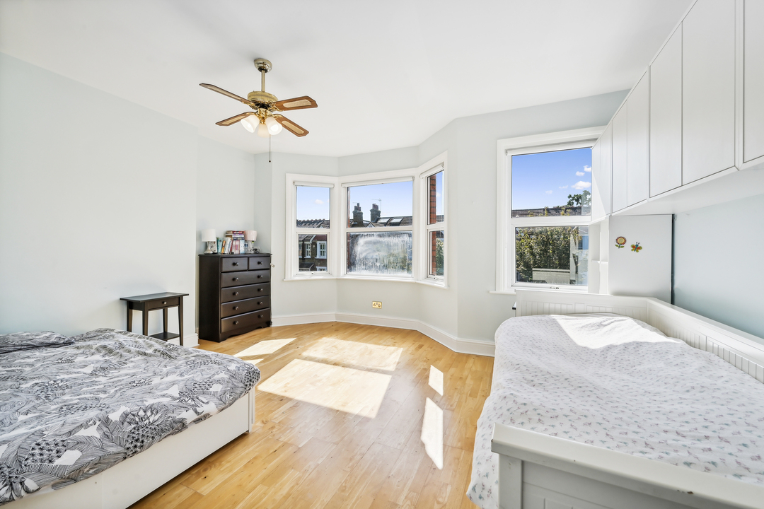 5 bed semi-detached house to rent in Lynton Avenue, Ealing, London, W13 5