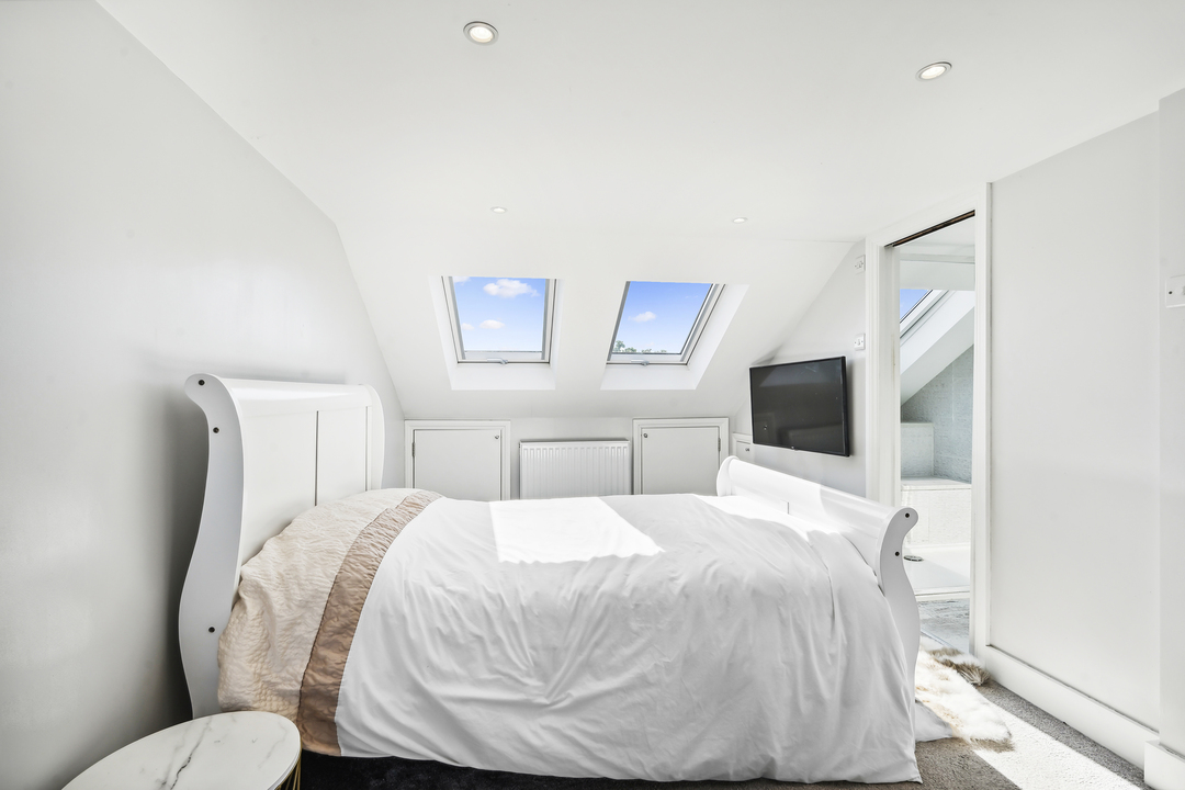 5 bed semi-detached house to rent in Lynton Avenue, Ealing, London, W13 10