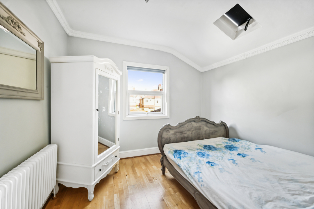 5 bed semi-detached house to rent in Lynton Avenue, Ealing, London, W13 12