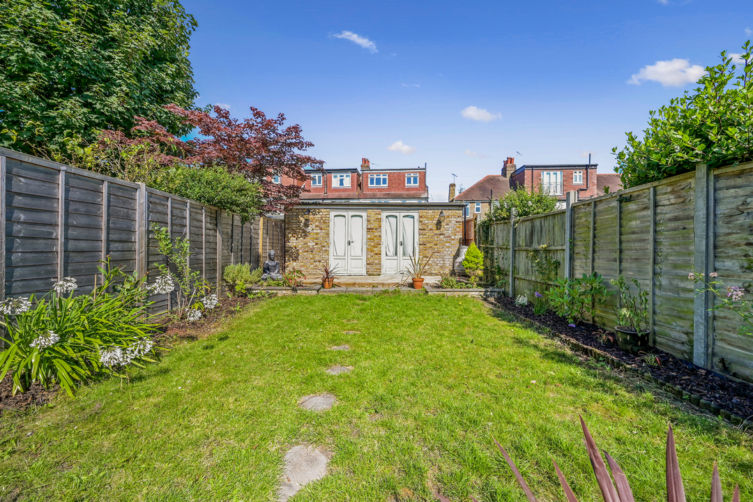 5 bed semi-detached house to rent in Lynton Avenue, Ealing  - Property Image 5