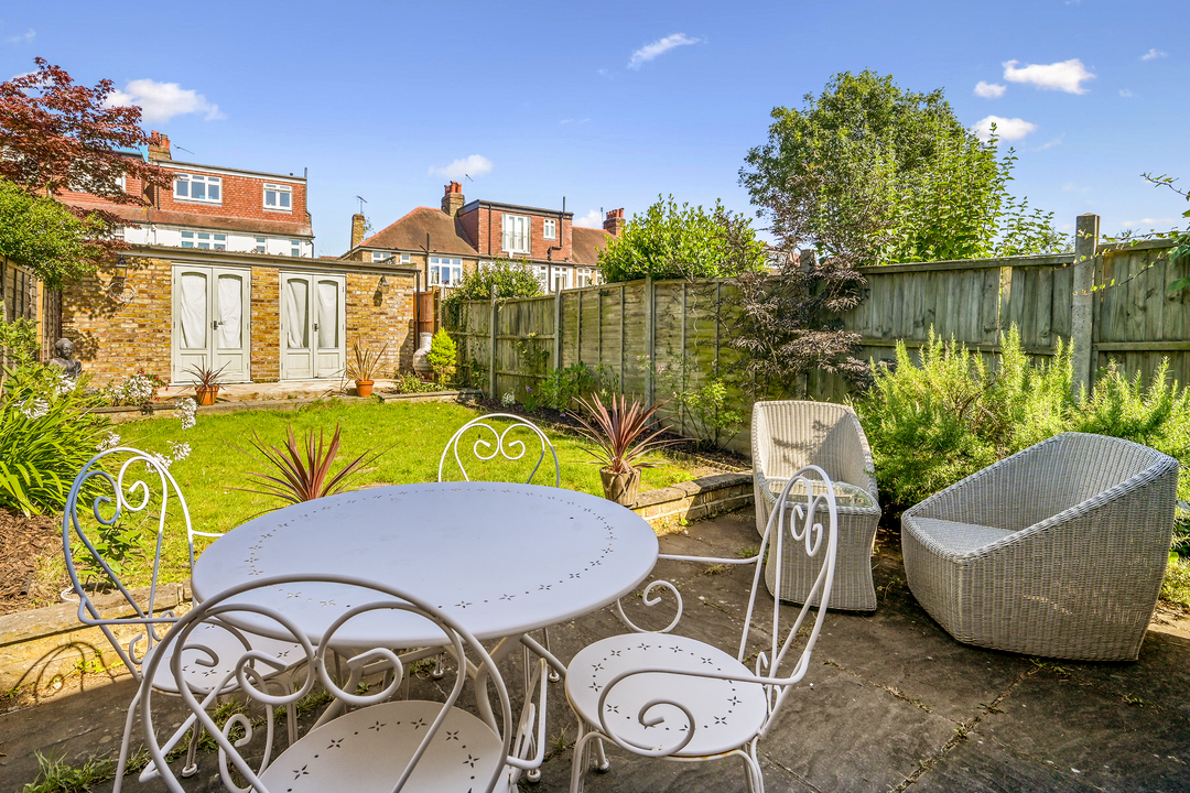 5 bed semi-detached house to rent in Lynton Avenue, Ealing  - Property Image 15