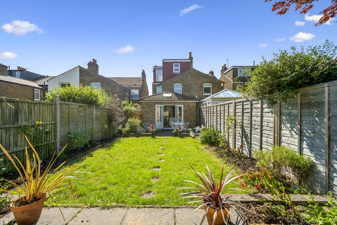 5 bed semi-detached house to rent in Lynton Avenue, Ealing  - Property Image 16