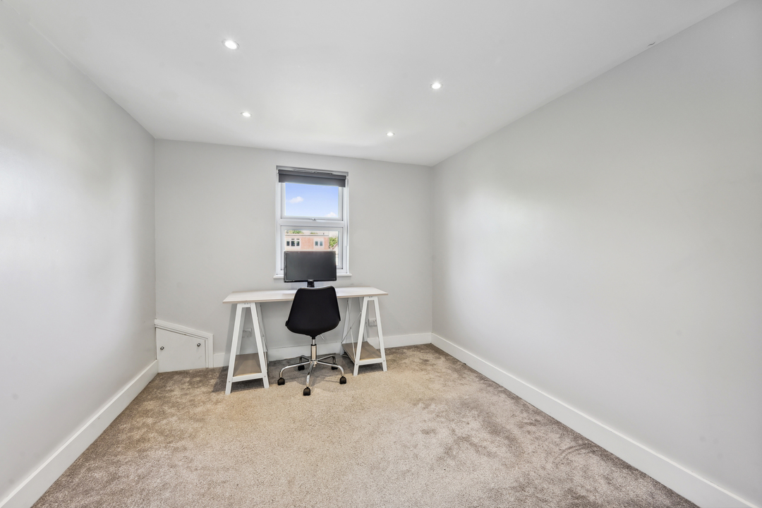 5 bed semi-detached house to rent in Lynton Avenue, Ealing, London, W13 17