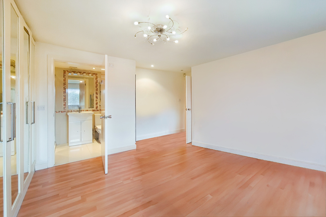 3 bed terraced house for sale in Heronsforde, Ealing  - Property Image 10