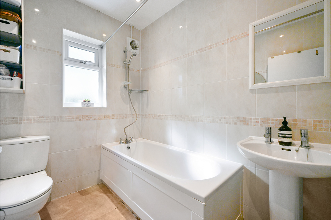 2 bed maisonette for sale in Cavendish Avenue, Ealing, London, W13 16