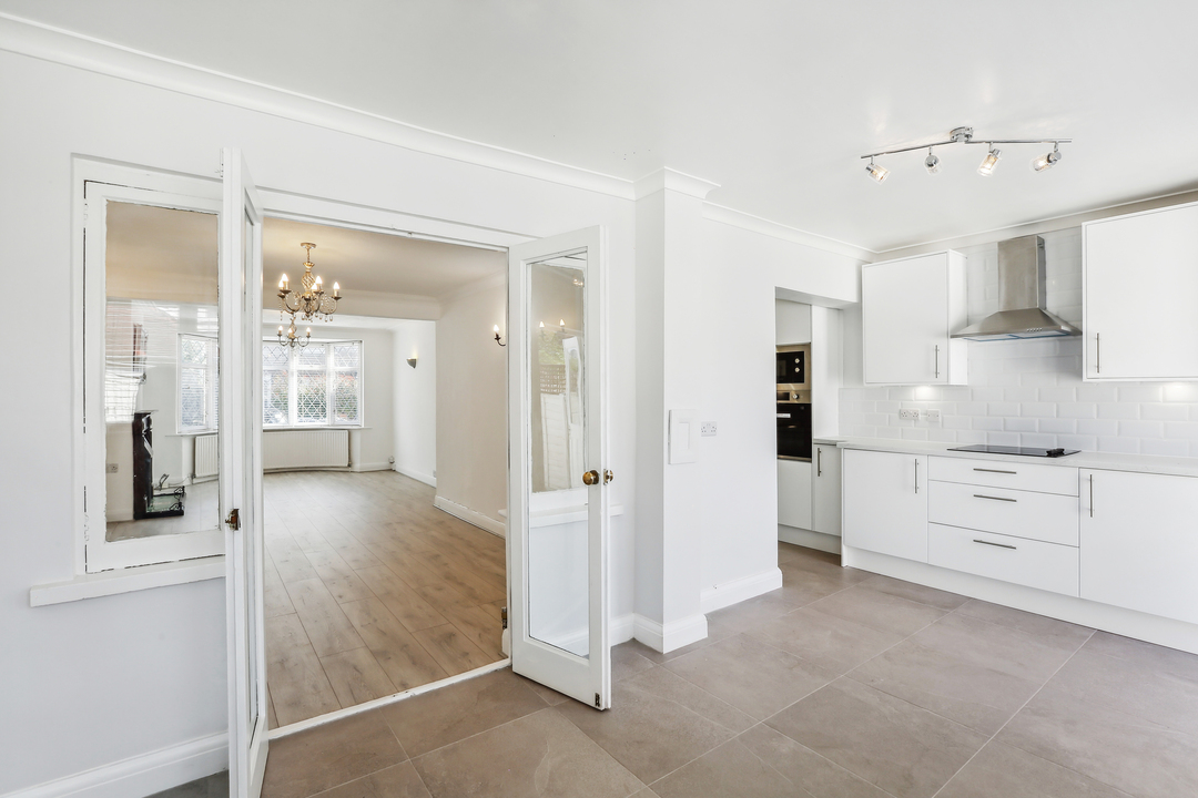 3 bed terraced house to rent in Burnham Way, Ealing 2