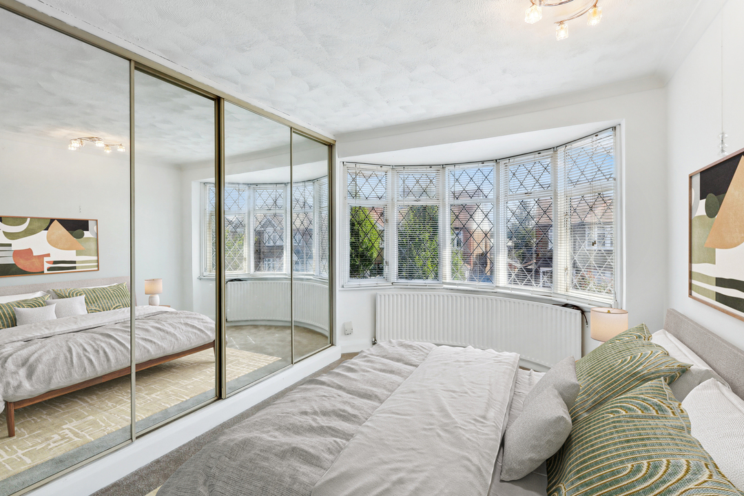 3 bed terraced house to rent in Burnham Way, Ealing 4