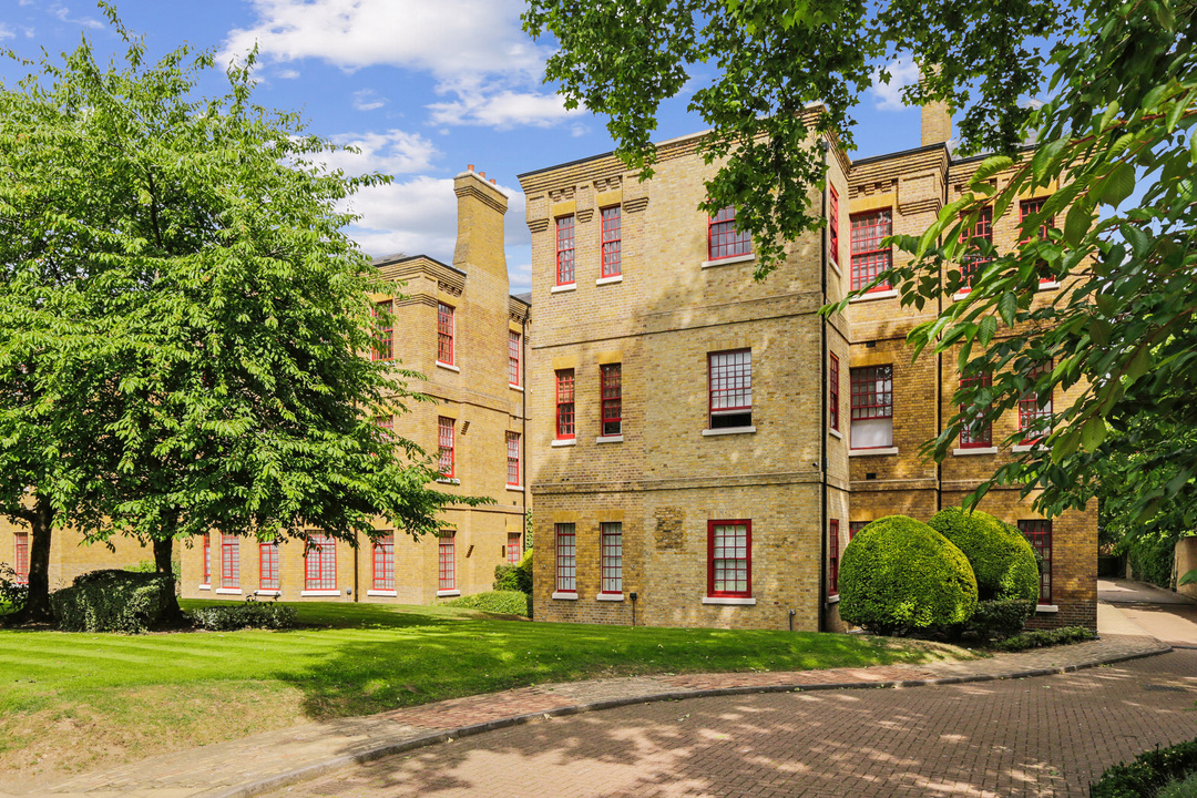 3 bed apartment for sale in Osterley Gardens, Southall 5