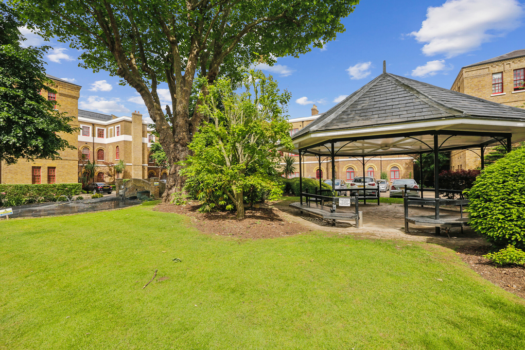 3 bed apartment for sale in Osterley Gardens, Southall 4