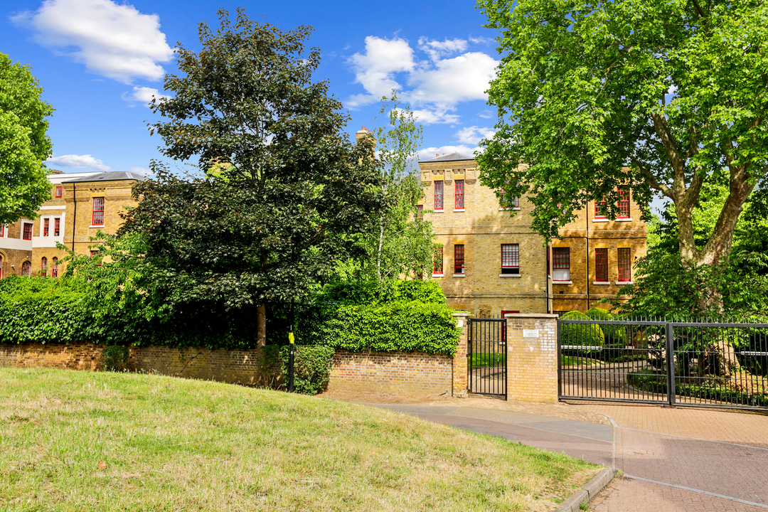 3 bed apartment for sale in Osterley Gardens, Southall 12