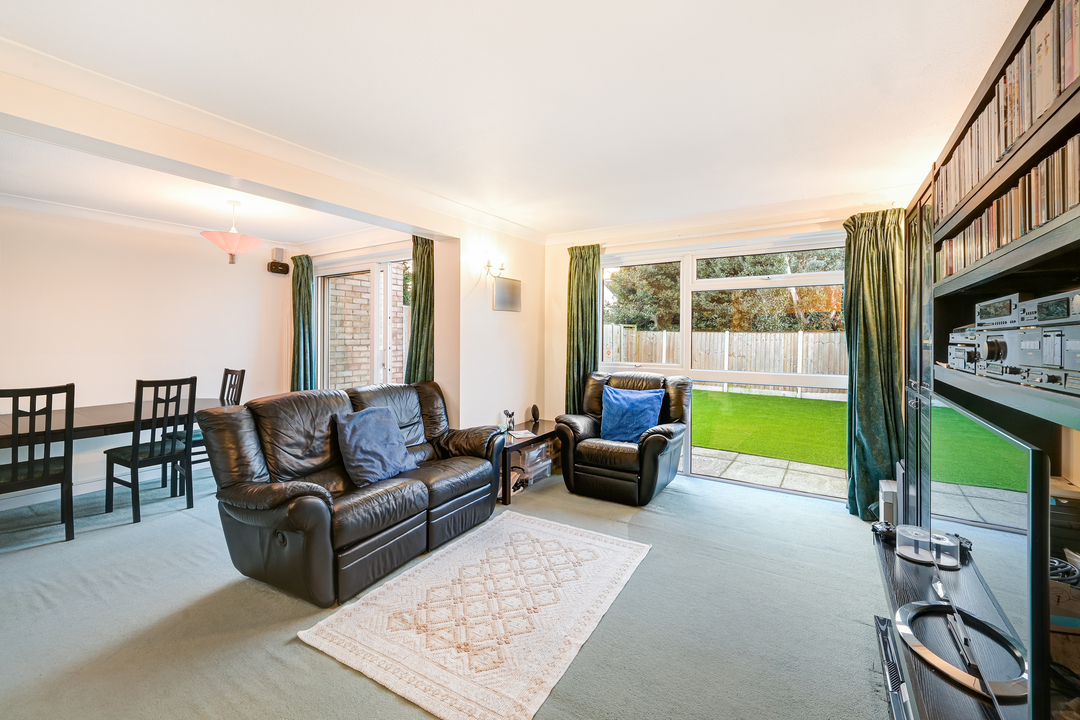 3 bed terraced house for sale in Roseacre Close, Ealing  - Property Image 4
