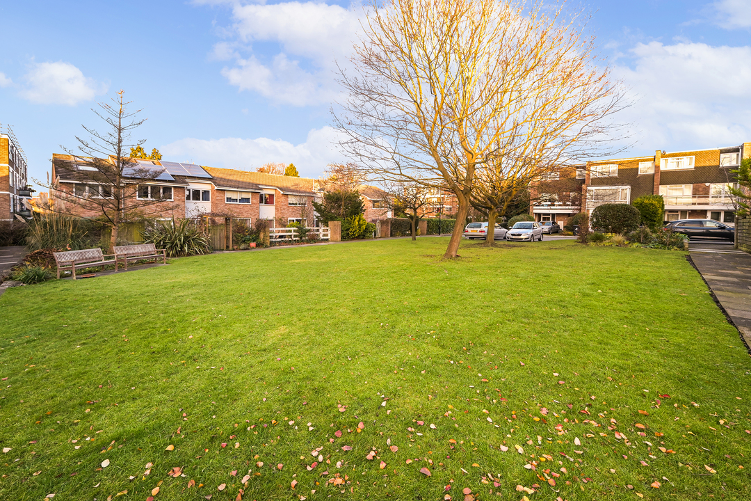 3 bed terraced house for sale in Roseacre Close, Ealing  - Property Image 3