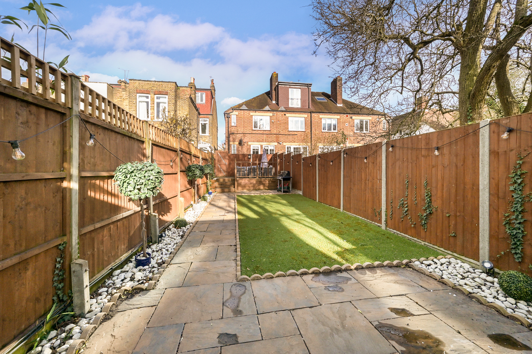 3 bed apartment for sale in Castlebar Park, London 18