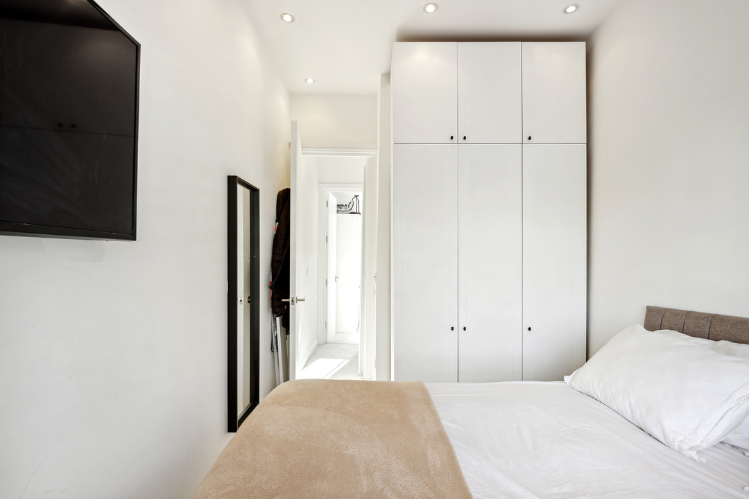 2 bed terraced house for sale in The Park, Ealing 14