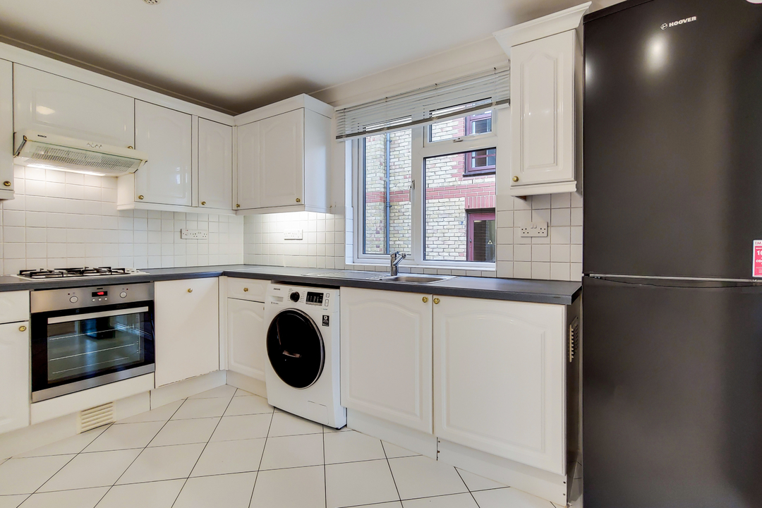 2 bed apartment to rent in Woodville Road, London  - Property Image 2