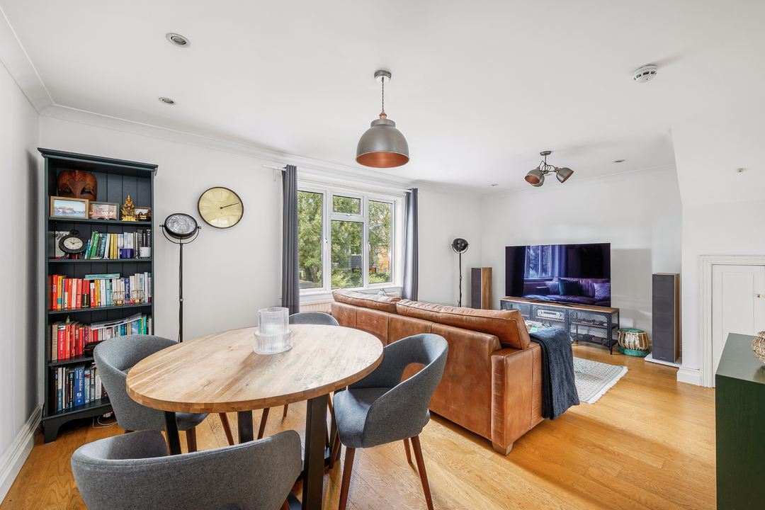 2 bed apartment to rent in Woodville Road, London  - Property Image 1
