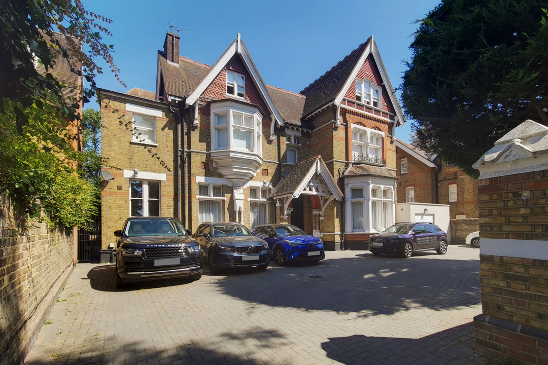 1 bed apartment to rent in North Common Road, Ealing 1