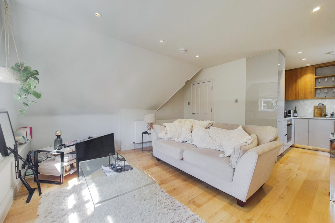 1 bed apartment to rent in North Common Road, Ealing 8