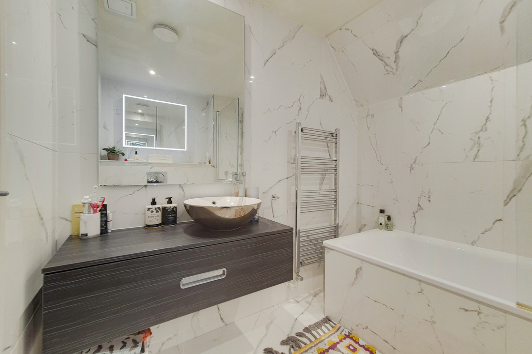 1 bed apartment to rent in North Common Road, Ealing 4