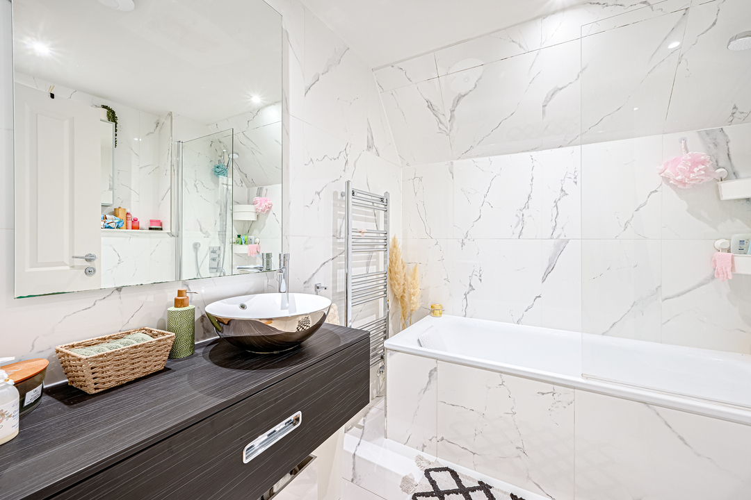 1 bed apartment to rent in North Common Road, Ealing 18