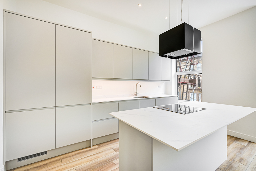 2 bed apartment to rent in Alfred Road, Acton, W3 6
