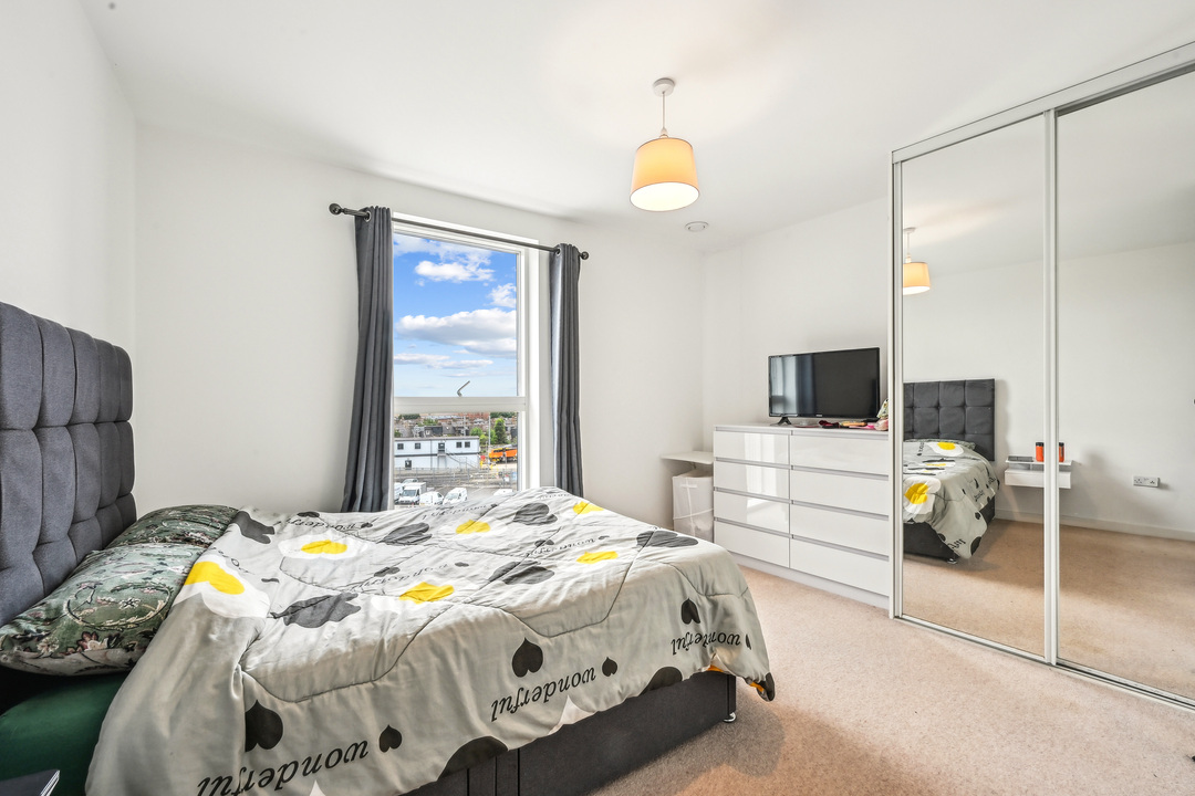 2 bed apartment for sale in Manor Road, Ealing 2