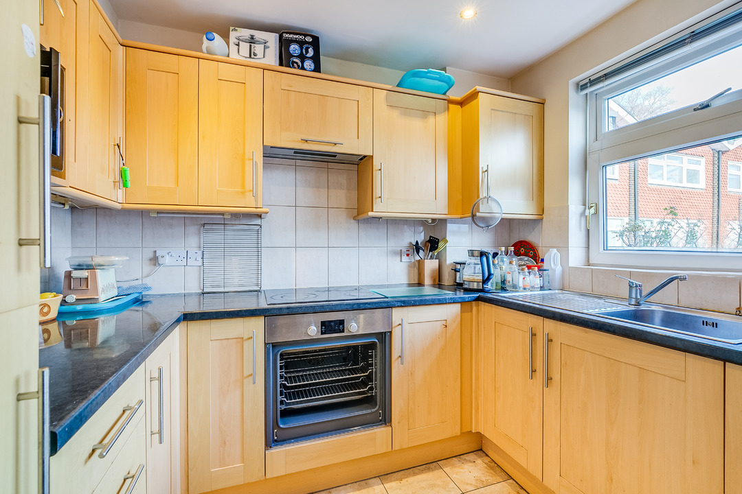 4 bed terraced house for sale in Ealing, London 1