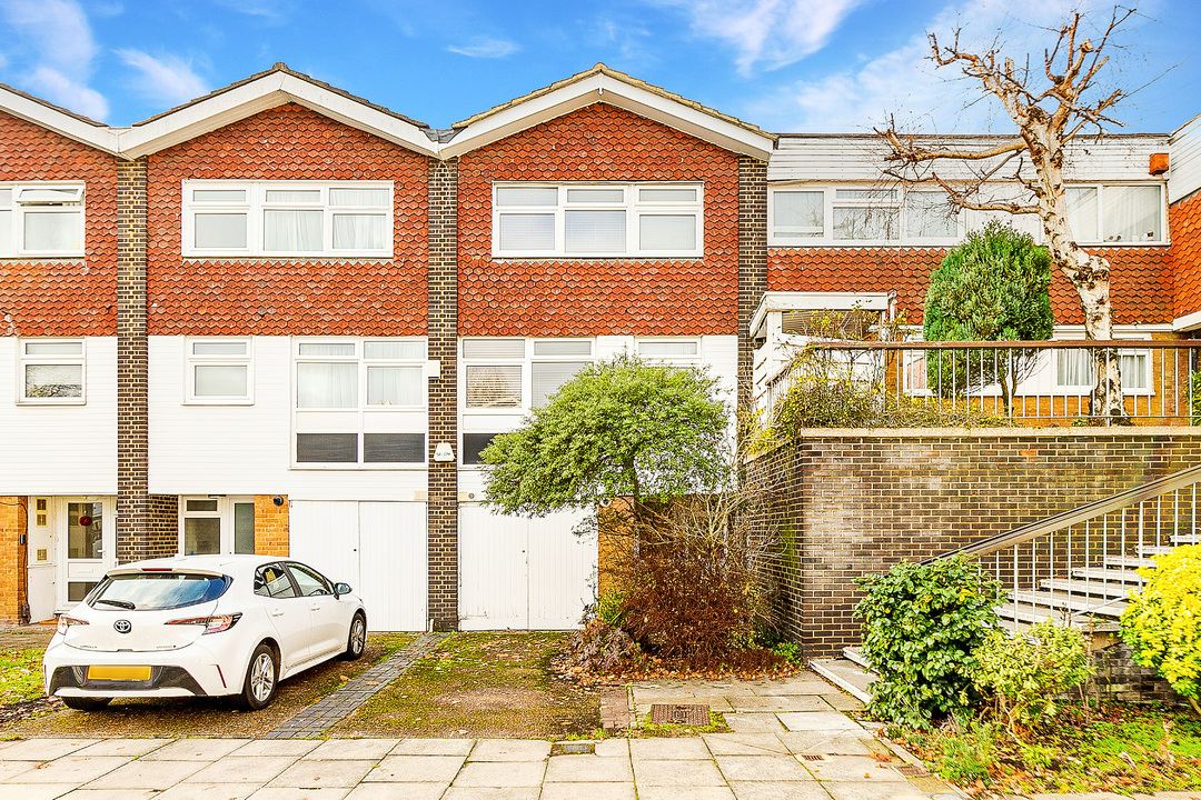 4 bed terraced house for sale in Ealing, London - Property Image 1