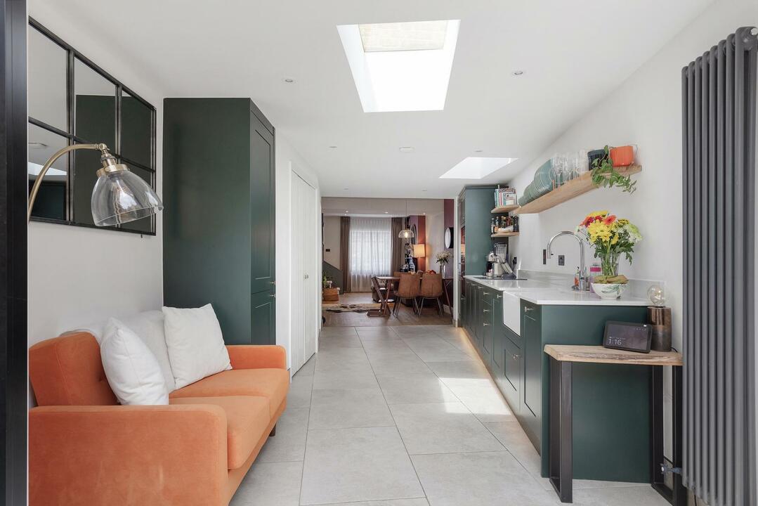 2 bed end of terrace house for sale in Orchard Road, Brentford 3