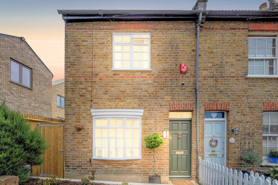 2 bed end of terrace house for sale in Orchard Road, Brentford 8