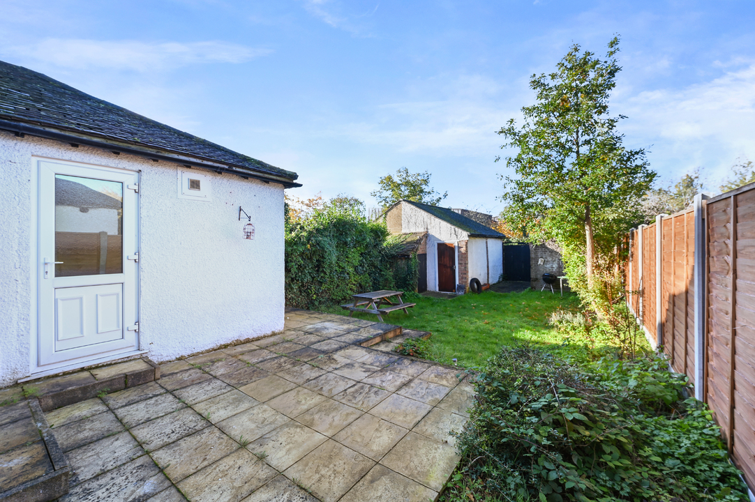 4 bed semi-detached house to rent in Princes Gardens, Acton, London, W3 4