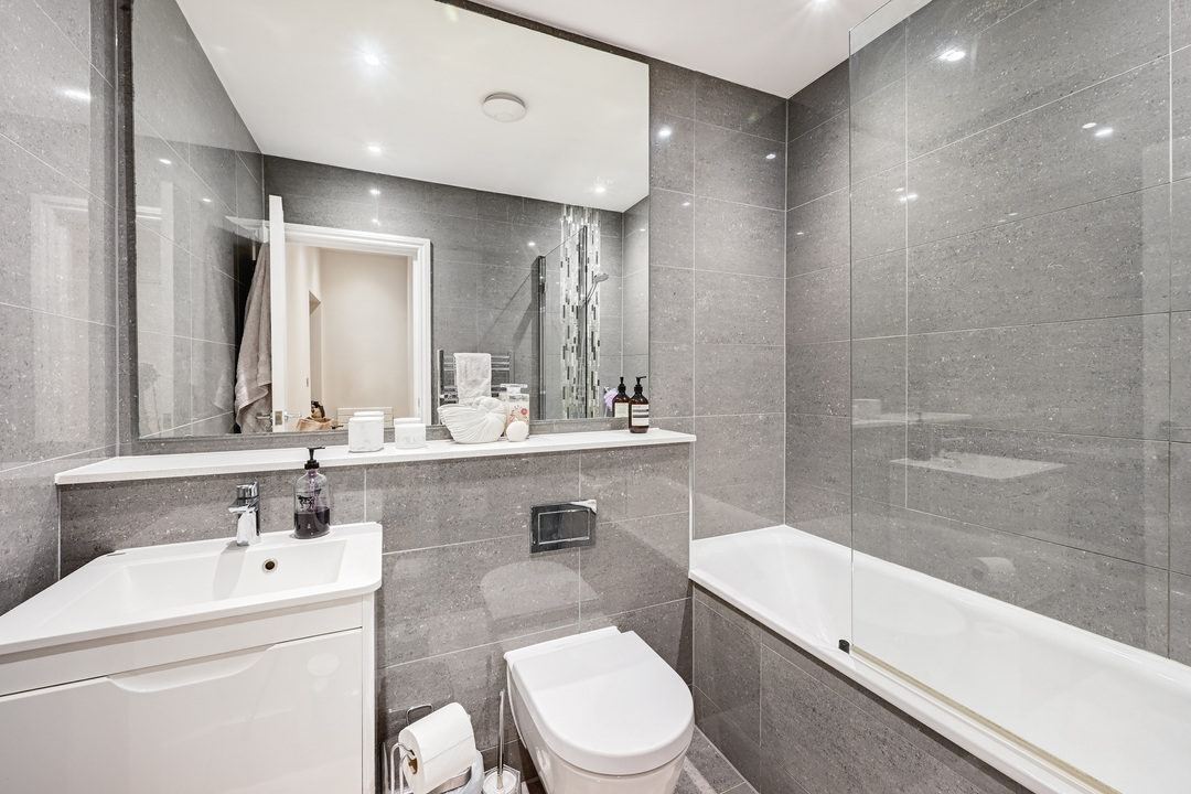 2 bed apartment to rent in North Common Road, Ealing, London, W5 5