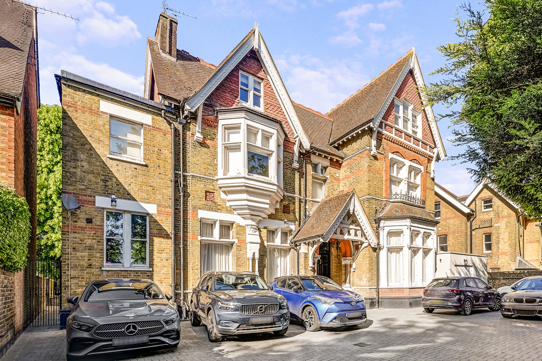 2 bed apartment to rent in North Common Road, Ealing, London, W5 1