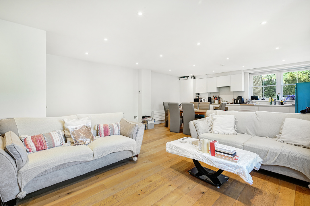 2 bed apartment to rent in North Common Road, Ealing, London, W5 2