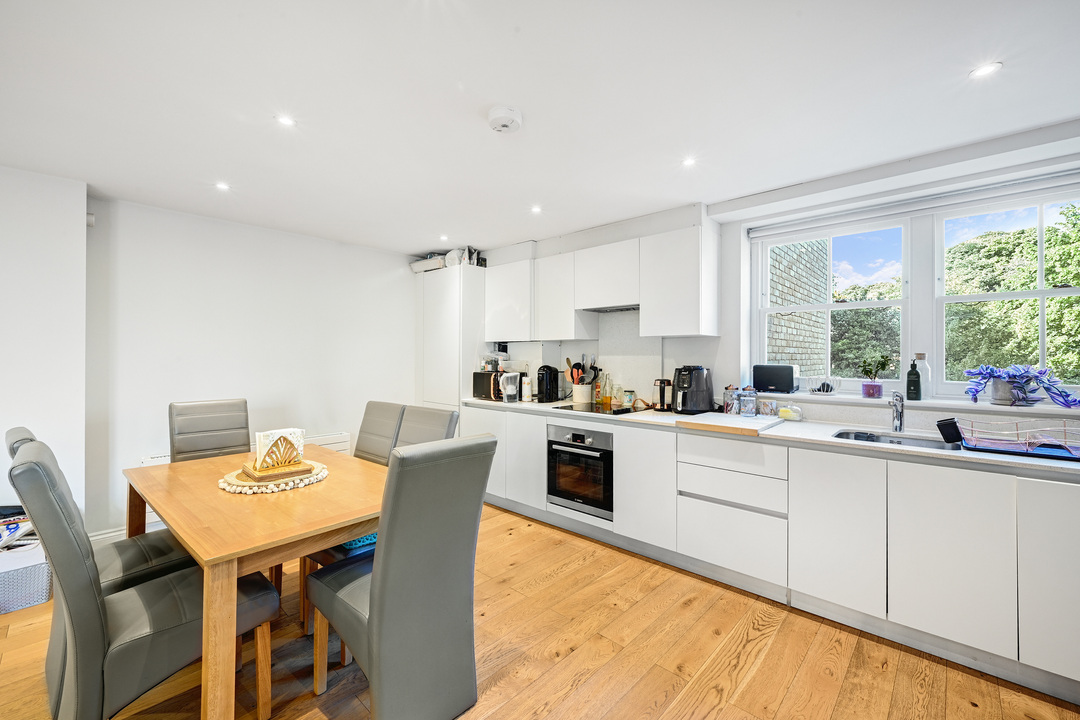 2 bed apartment to rent in North Common Road, Ealing, W5 2