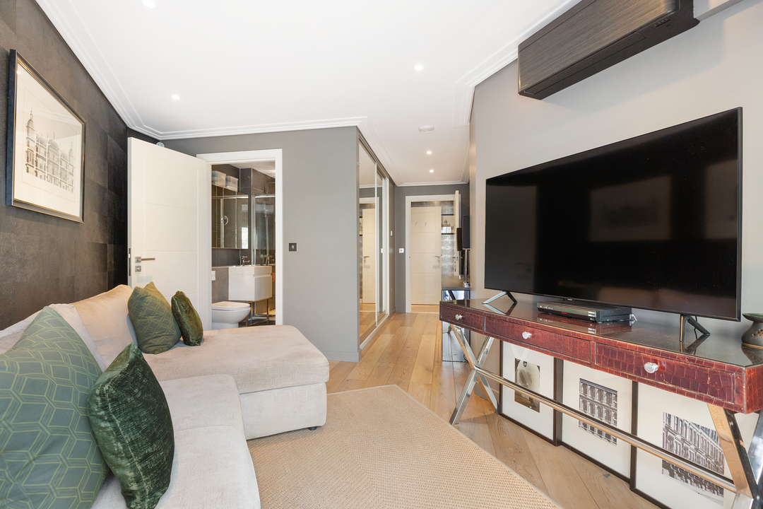 3 bed apartment for sale in Uxbridge Road, Ealing, London, W5 11