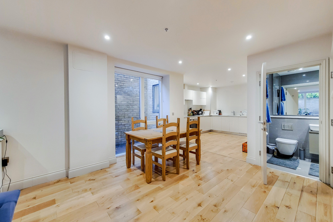 3 bed apartment to rent in North Common Road, Ealing  - Property Image 14