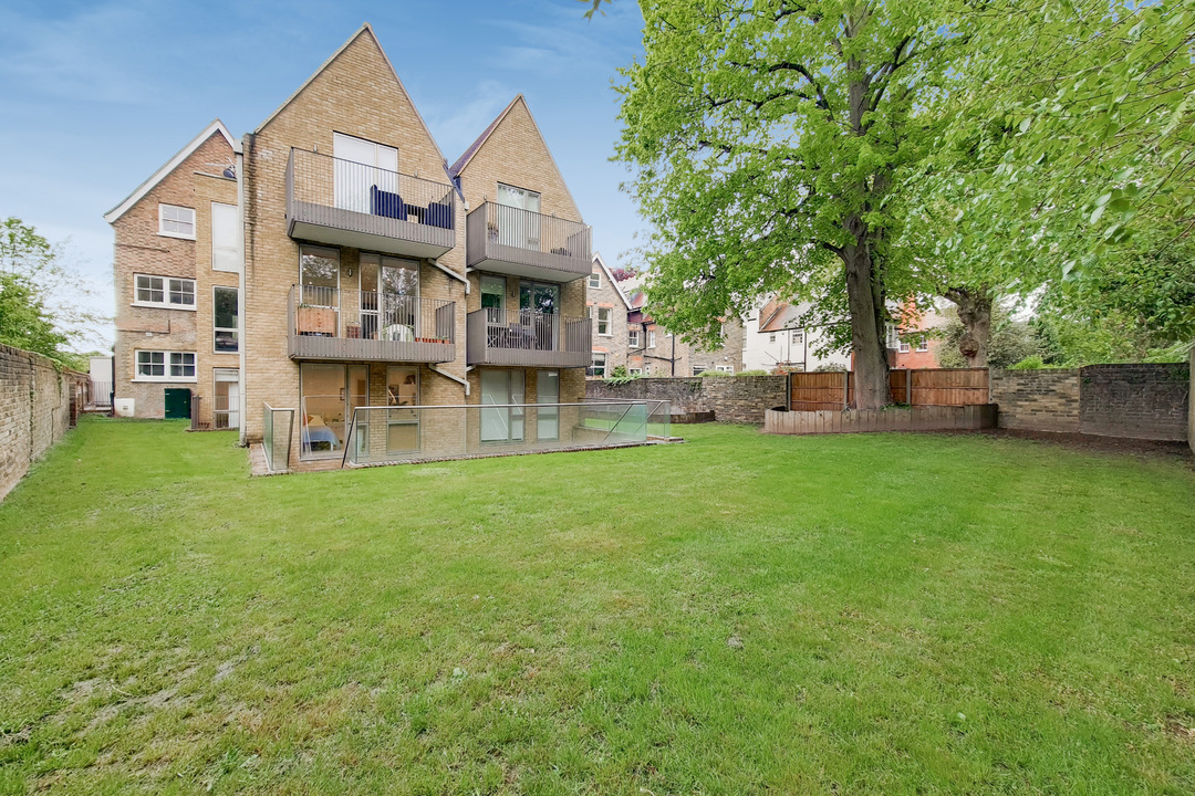 3 bed apartment to rent in North Common Road, Ealing  - Property Image 15