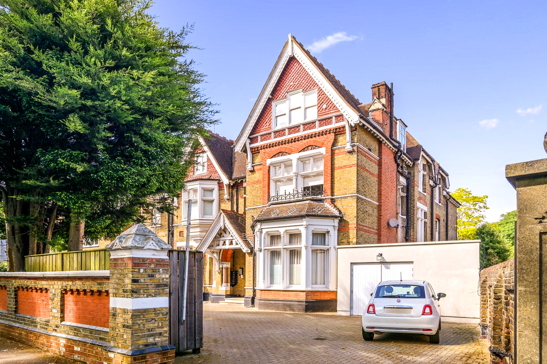 3 bed apartment to rent in North Common Road, Ealing  - Property Image 18