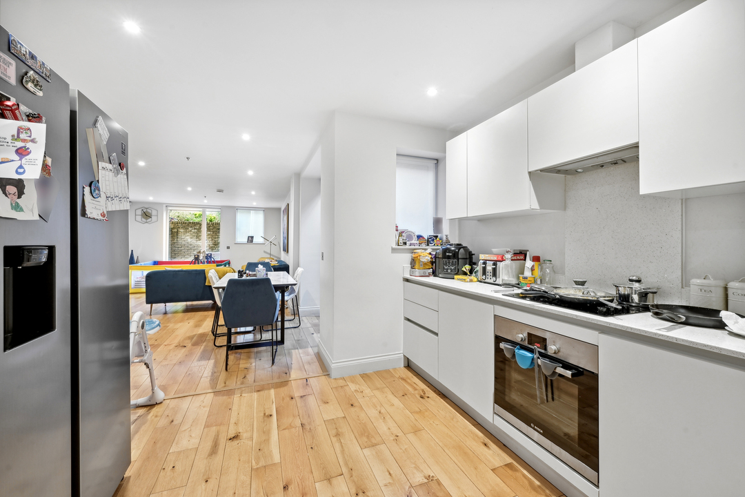 3 bed apartment to rent in North Common Road, Ealing  - Property Image 7